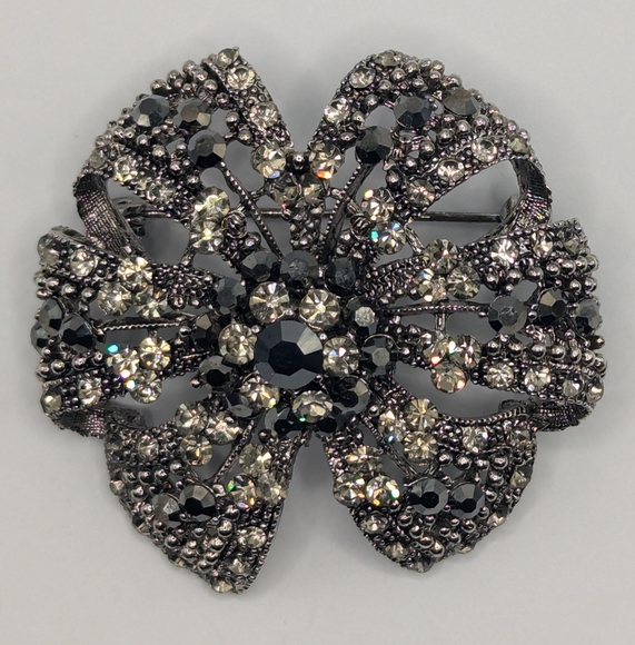 Sparkle bow brooch - Picture 3 of 6